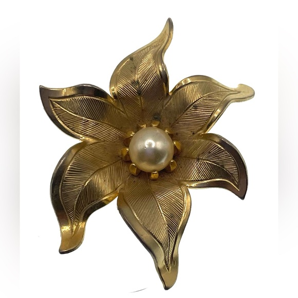 Vintage Gold Tone Floral Brooch Pin with Faux Pearl - Picture 8 of 8